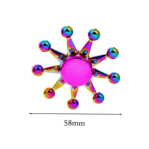 Färggodisk molekylmodell med metalliska sfärer och förgreningar, diameter 58 mm, används som dekoration eller pedagogiskt verktyg inom vetenskap.
