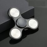 Fidget-hänge i form av en propeller, modern och innovativ design, perfekt för dekoration eller som avkopplingsaccessoar, tillverkad av hållbara material.