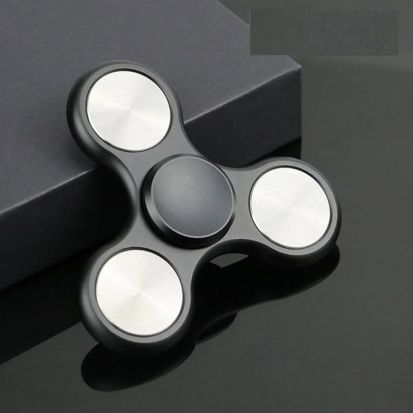 Fidget-hänge i form av en propeller, modern och innovativ design, perfekt för dekoration eller som avkopplingsaccessoar, tillverkad av hållbara material.