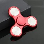 Avkopplings- och koncentrationsaccessoar, röd fidget spinner i metall med tre grenar och stållager. Perfekt för att minska stress och förbättra koncentrationen.