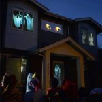 Ett mystiskt hus med skrämmande och ljusa dekorationer för en Halloween-fest.