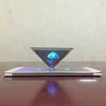 Projection holographique d'une méduse lumineuse flottant au-dessus d'un smartphone sur une surface en bois.