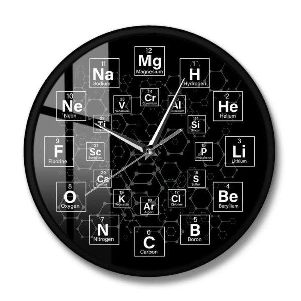 Väggklocka med design av det periodiska systemet för kemiska element, som visar symboler och atomnummer, perfekt för vetenskaplig och pedagogisk inredning.
