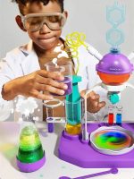 Ung pojke som bär skyddsglasögon och genomför ett vetenskapligt experiment med ett färgglatt och interaktivt laboratorium.