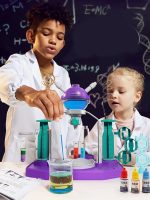Ung flicka och pojke i laboratorium med kemikit, hanterar provrör och ett mikroskop, i en utbildande och lekfull miljö.