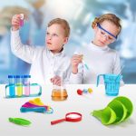 Två barn i laboratorium som leker med vetenskapliga experiment, använder provrör, en bägare och andra färgglada laboratorietillbehör.