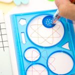 Utbildningsspel för barn med geometriska former, färgglada linjer och blå plastbitar, idealiskt för att lära sig geometri och koordination.