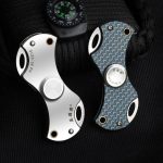 Multifunktionella fickknivar med inbyggda verktyg, perfekta för camping, vandring och utomhusaktiviteter. Kompakt och robust design, idealisk för äventyrare.
