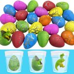 Färgade påskägg med en plastdinosaurie i ett glas vatten, lekfull och pedagogisk illustration för dekoration eller lärande.