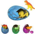 Blå plastdinosaurieägg med en gul dinosaurie inuti, idealiskt för vetenskaplig och lekfull dekoration.