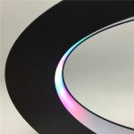Innovativ skrivbordslampa med flerfärgad LED-belysning, futuristisk design för vetenskaplig och modern dekoration.