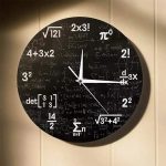 Dekorativ väggklocka med matematiska och vetenskapliga formler, perfekt för en arbetsplats eller klassrum, som förenar stil och vetenskaplig inspiration.