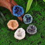 Färgglada geoder i resin med glittrande kristaller.