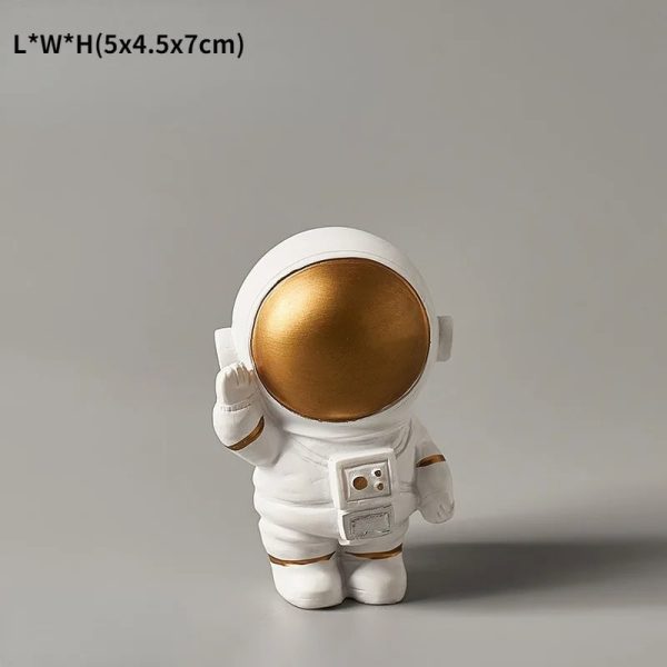 Vas i form av en astronaut med gyllene huvud, idealisk för inredning eller som samlarobjekt.