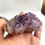 Rå naturlig ametist med lila kristaller, healingsten, mineraldekoration.