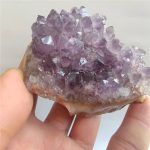 Amethyst i geod, lila ädelsten, för dekoration eller samling.