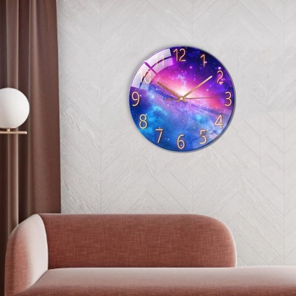 Väggklocka med design av färgglad galax, perfekt för att dekorera ett modernt hem eller arbetsutrymme med en kosmisk touch.