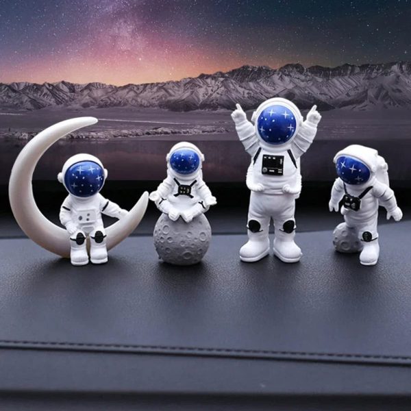 Fyra astronautfigurer i dekoration, med en mån- och bergbakgrund, perfekta för tematisk vetenskaplig eller rymddekoration.