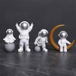 Astronautdräkter i dekorativa figurer för hemmet eller kontoret, med modern och lekfull design, perfekta för rymd- och vetenskapsentusiaster.
