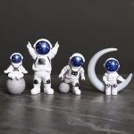 Astronautfigurer i keramik, rymddekoration för hemmet eller kontoret, med realistiska detaljer och modern design.