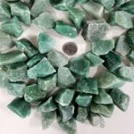 Naturliga gröna amazonitstenar, perfekta för inredning eller mineralinsamling, med unik textur och lugnande färg.