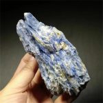 Rå lazurit, naturlig sten för inredning eller mineralinsamling.