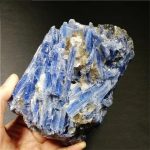 Rå lazurit med blå kristaller, naturligt utseende, idealisk för dekoration eller mineralinsamling.