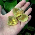 Naturlig gul harts, rå och genomskinlig, idealisk för dekoration och mineralinsamling.