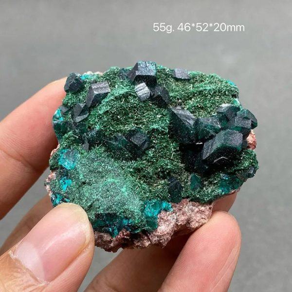 Grön mineralsten med svarta kristaller, storlek 46*52*20mm, vikt 55g.