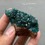 Översikt av en rå grön apatite med glänsande kristaller, som mäter 63x40x25mm, vikt 70g. Perfekt för dekoration eller mineralsamling.