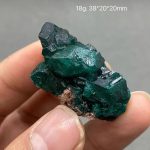 Rå malakit med djupa gröna kristaller, perfekt för dekoration eller mineralsamling.