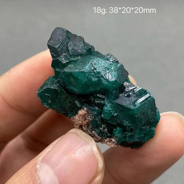 Rå malakit med djupa gröna kristaller, perfekt för dekoration eller mineralsamling.
