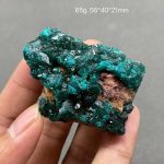 Grön mineralsten med glänsande kristaller.