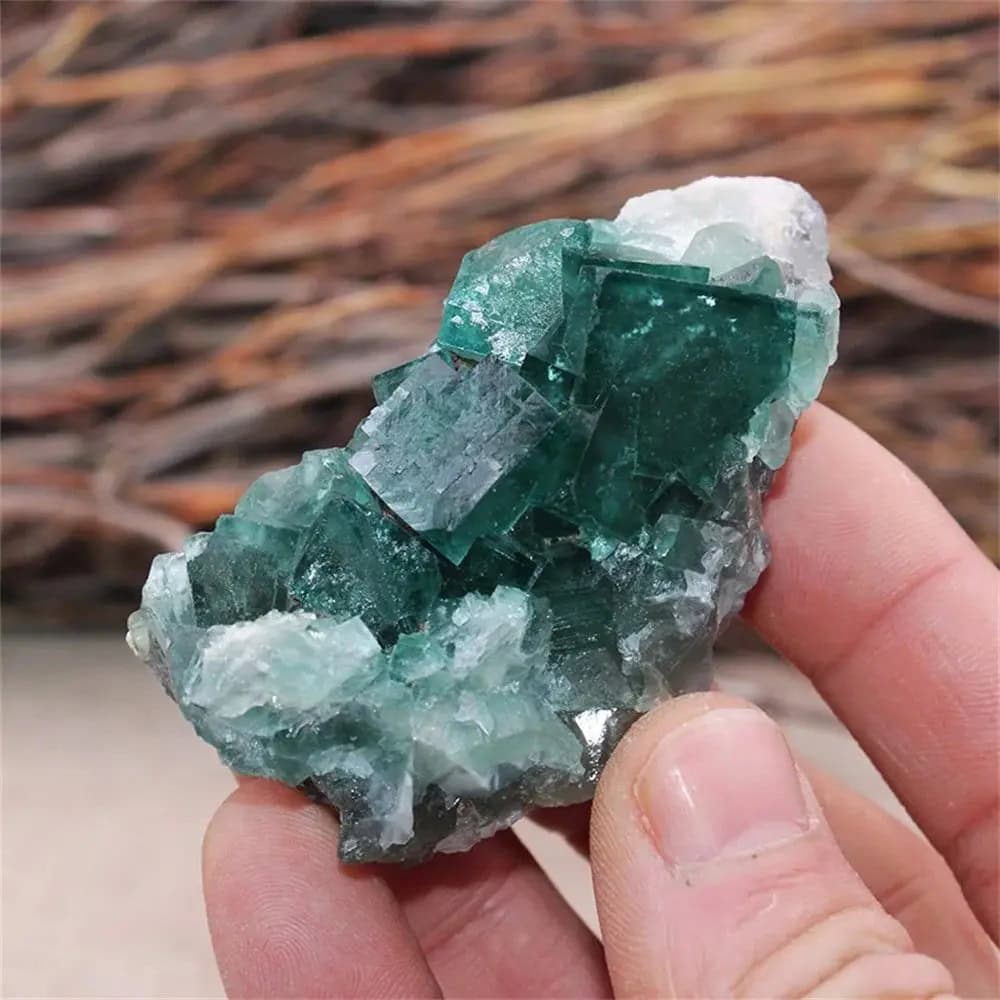 Rå grön herkimersten, idealisk för kristallhealing och dekoration.