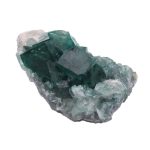 Grön fluoritemineral med kubiska kristaller, idealisk för vetenskaplig dekoration och samling.
