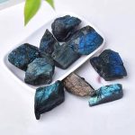 Naturliga blå obsidianstenar, vulkaniska stenar med iriserande reflektioner, perfekta för dekoration eller litoterapi.