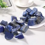 Rå lapis lazuli, perfekta för dekoration och insamling, med en djup blå färg och karakteristiska gyllene inklusioner.