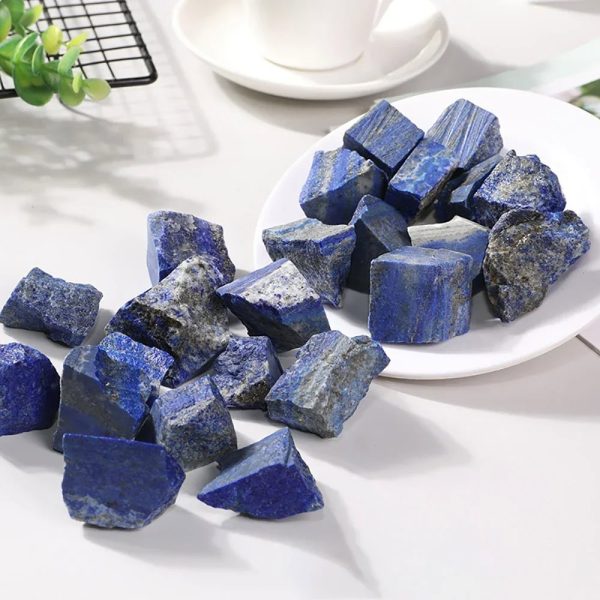 Rå lapis lazuli, perfekta för dekoration och insamling, med en djup blå färg och karakteristiska gyllene inklusioner.