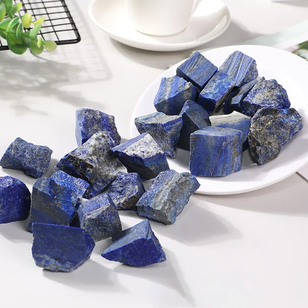 Rå lapis lazuli, perfekta för dekoration och insamling, med en djup blå färg och karakteristiska gyllene inklusioner.