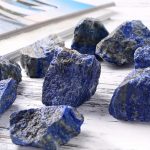 Rå lapis lazuli med en djup blå färg och gyllene inklusioner, perfekta för dekoration eller insamling.