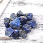 Rå lapis lazuli, samling av naturliga mineraler.