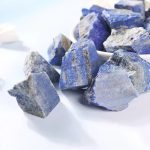Rå lapis lazuli, samling av värdefulla mineraler, med en djup blå färg och gyllene inklusioner.