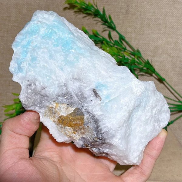Rå vit kvarts, perfekt för dekoration eller mineralsamling.