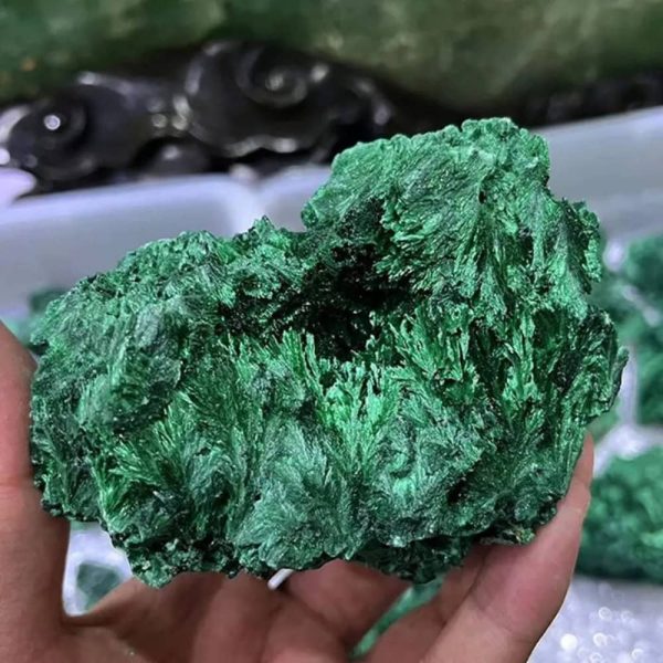 Grön malakit, mineralsten med unika mönster, idealisk för dekoration eller insamling.