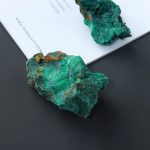 Rå grön mineralsten, idealisk för vetenskaplig dekoration eller insamling.