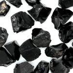 Rå svart obsidian, vulkaniska mineraler, används i dekoration och litoterapi för sina skyddande egenskaper.