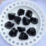 Rå svart obsidian, skyddande och renande sten, idealisk för meditation och andligt välbefinnande.
