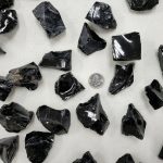 Rå svart obsidian, idealisk för dekoration, litoterapi eller mineralinsamling.