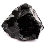 Svart obsidian, naturlig vulkanisk sten, idealisk för dekoration och vetenskaplig insamling.