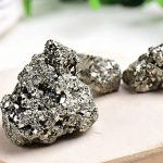 Naturliga pyritstenar med glittrande yta, perfekta för dekoration eller vetenskaplig samling.